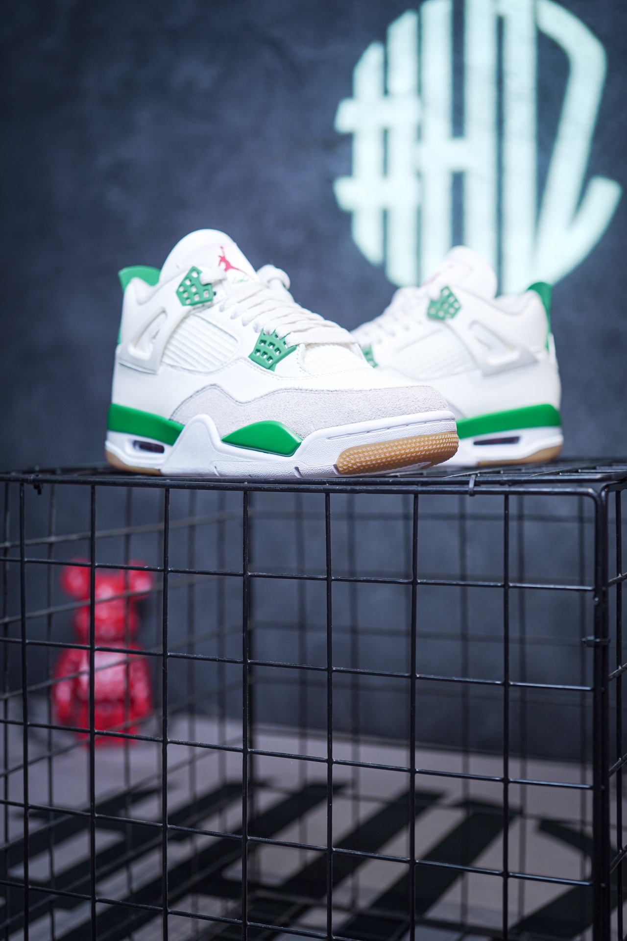 NK SB x Air Jordan 4 "Pine Green" collaboration green and white