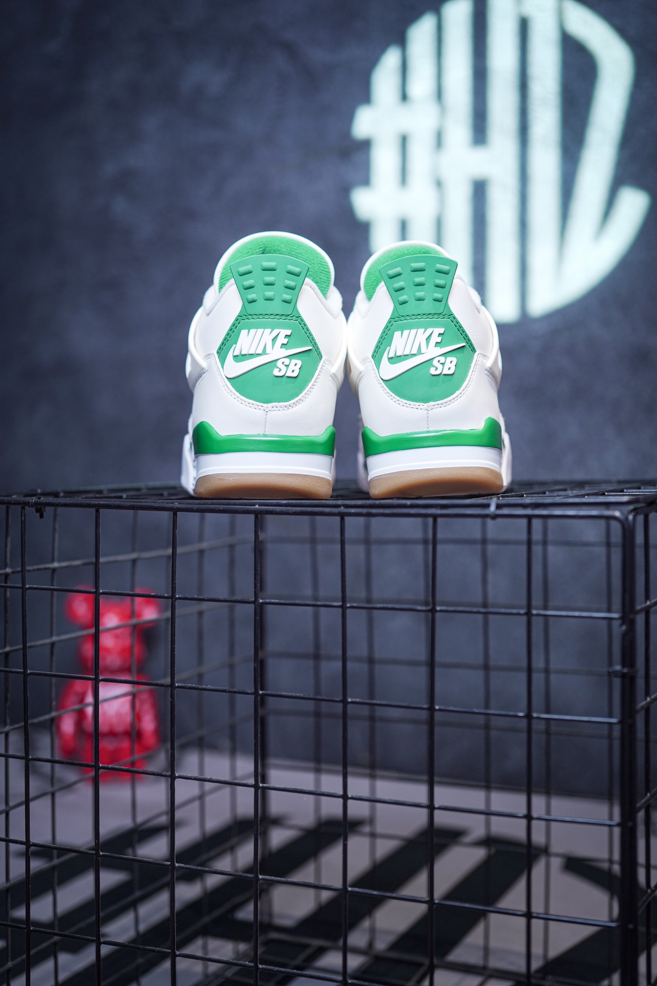 NK SB x Air Jordan 4 "Pine Green" collaboration green and white