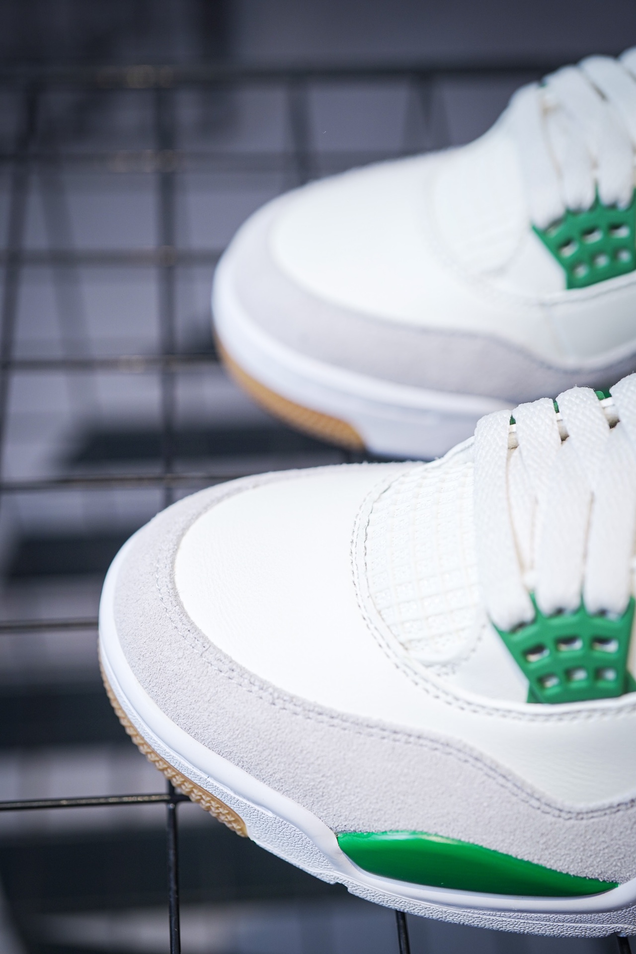 NK SB x Air Jordan 4 "Pine Green" collaboration green and white