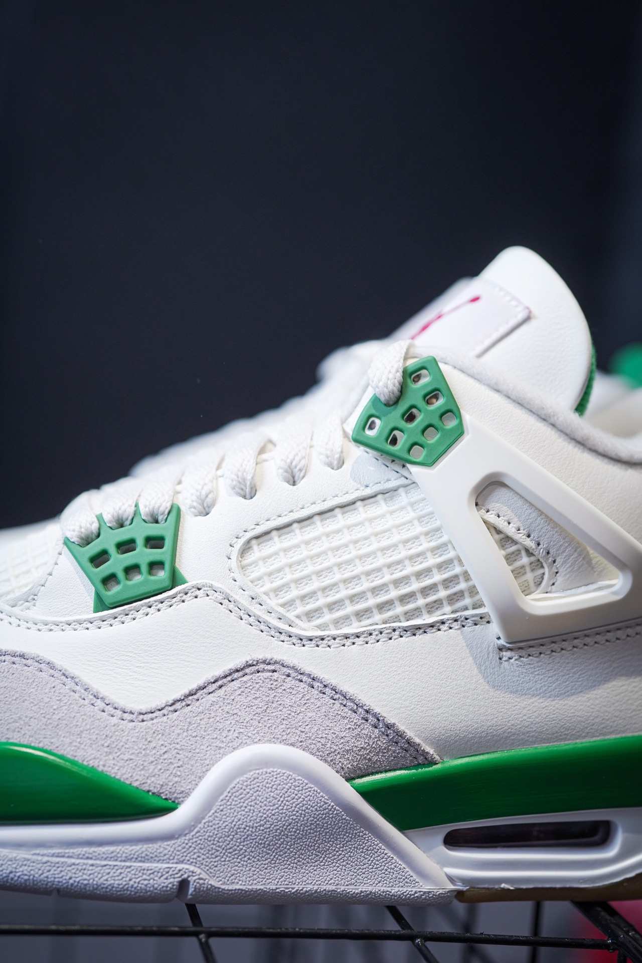 NK SB x Air Jordan 4 "Pine Green" collaboration green and white