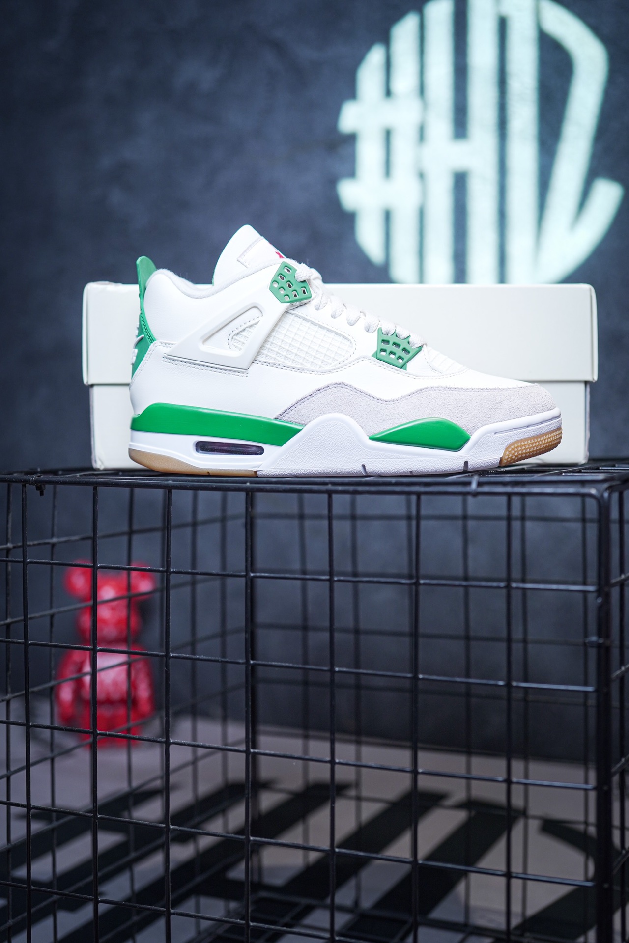 NK SB x Air Jordan 4 "Pine Green" collaboration green and white