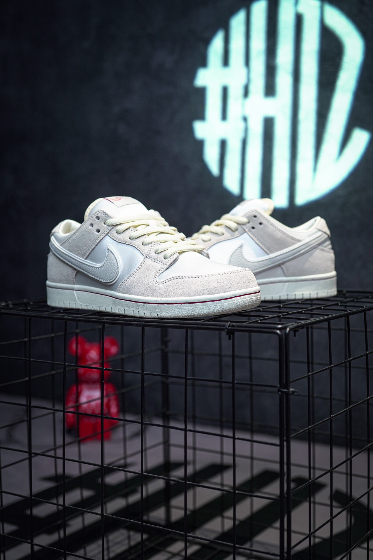 NIKE SB Dunk Low "City of Love"
