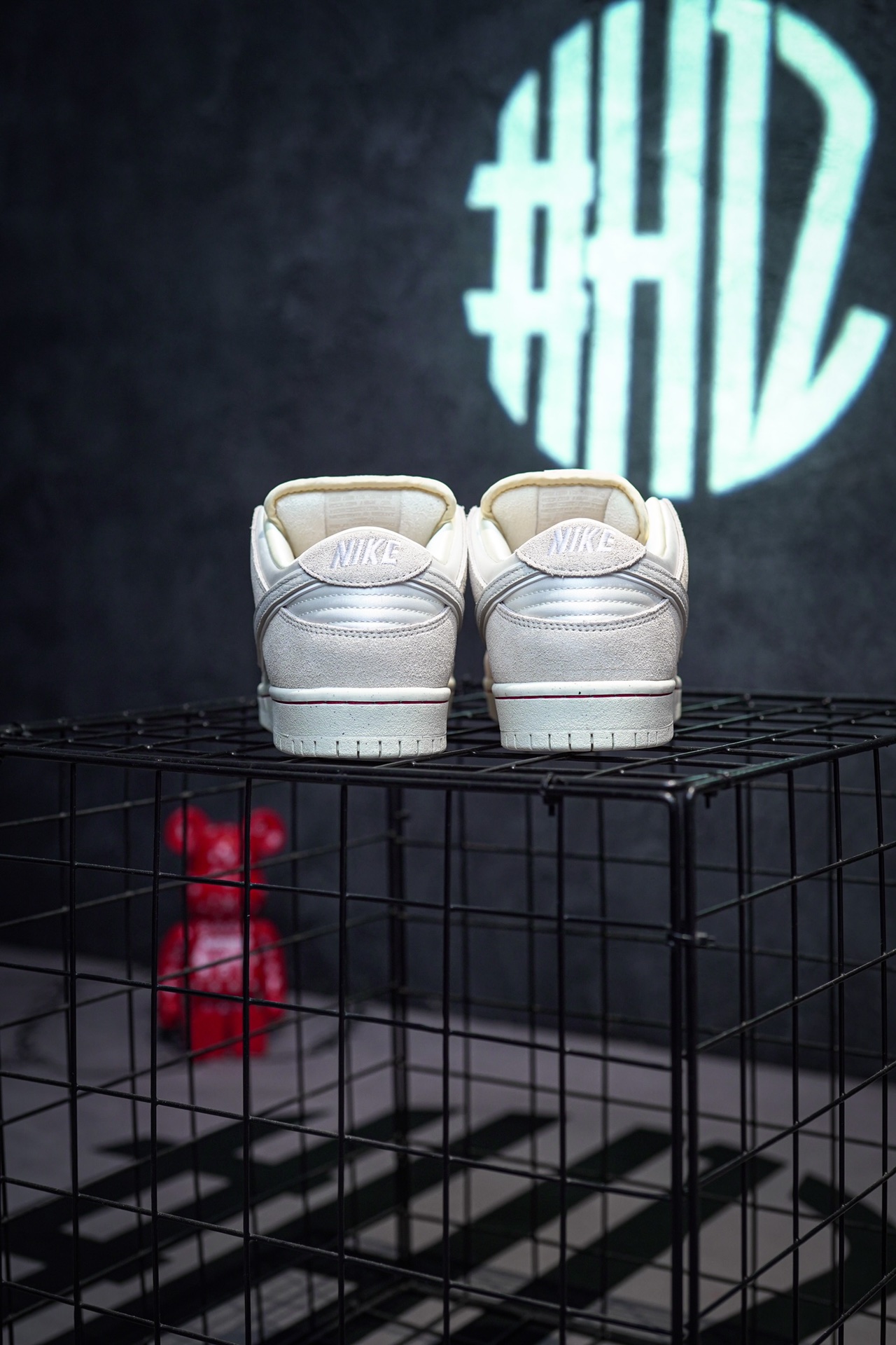 NIKE SB Dunk Low "City of Love"