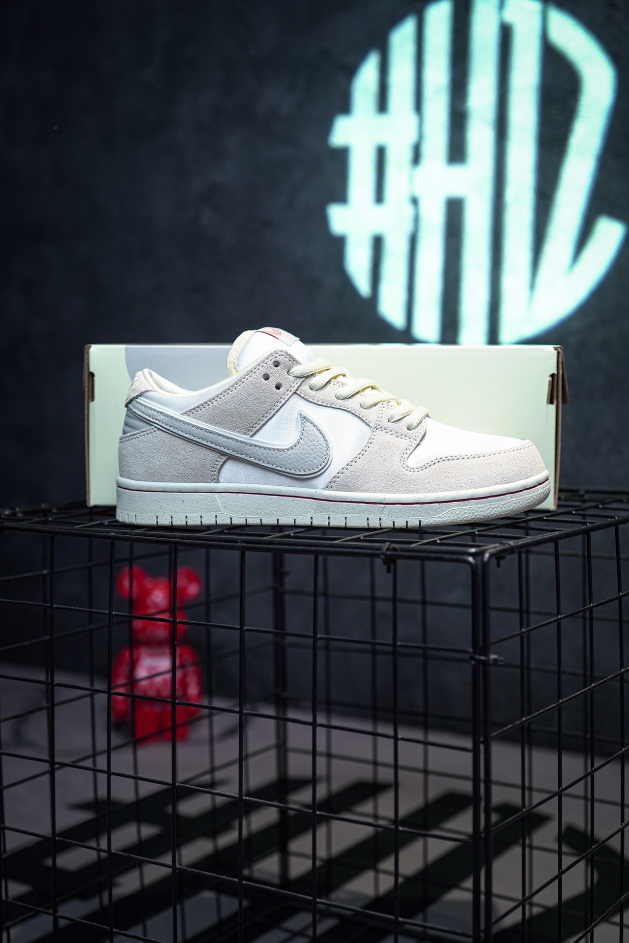 NIKE SB Dunk Low "City of Love"