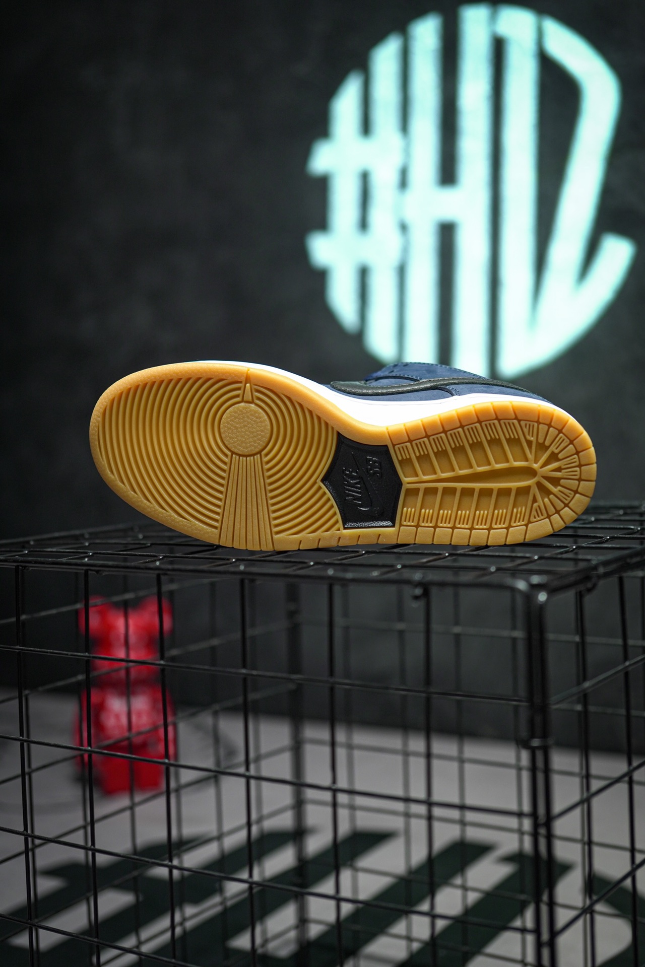 NIKE SB Dunk Low Pro Iso "Navy Gum"