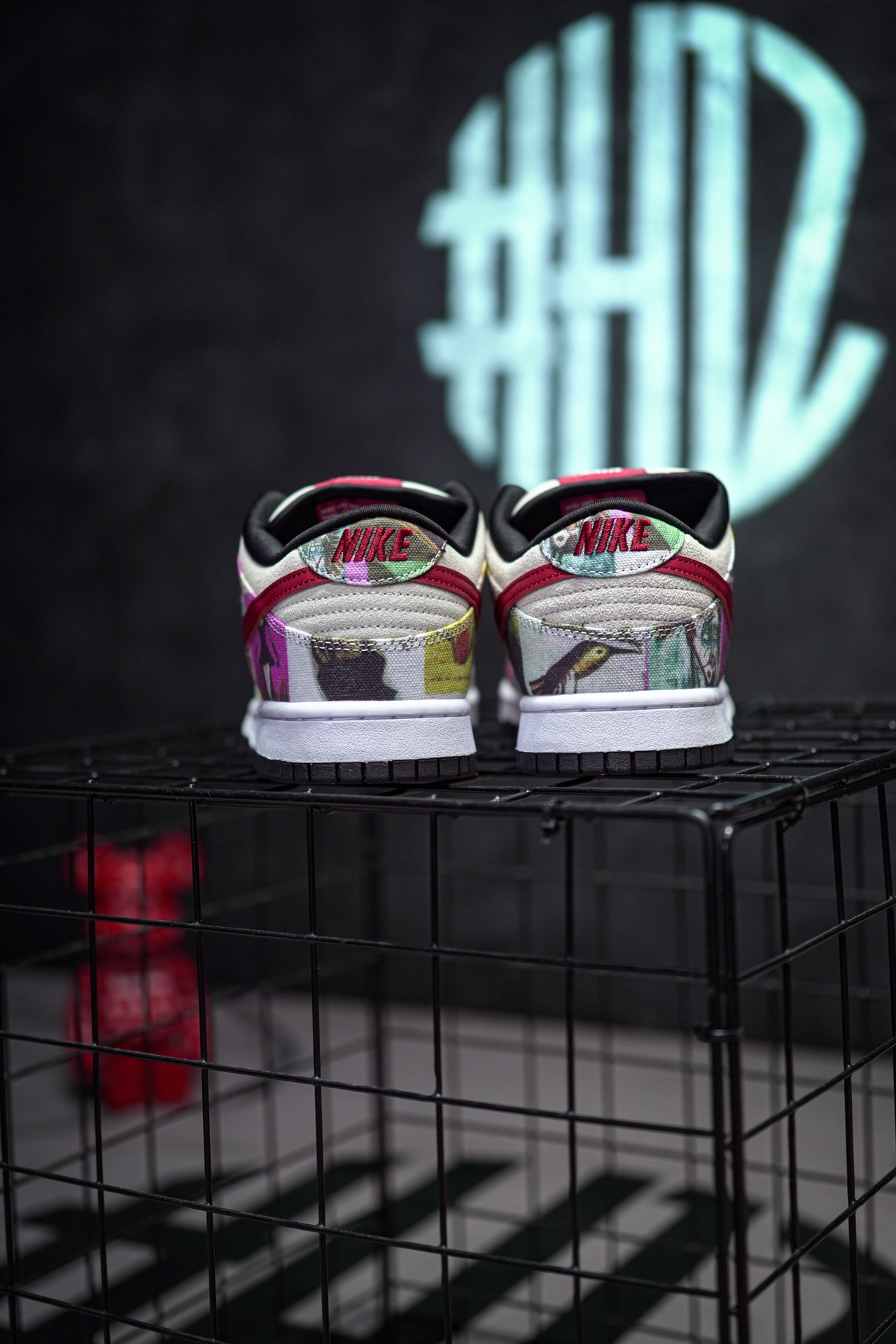 NIKE SB Dunk Low Paris