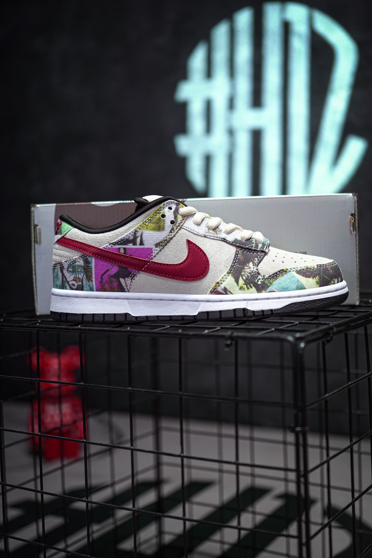 NIKE SB Dunk Low Paris