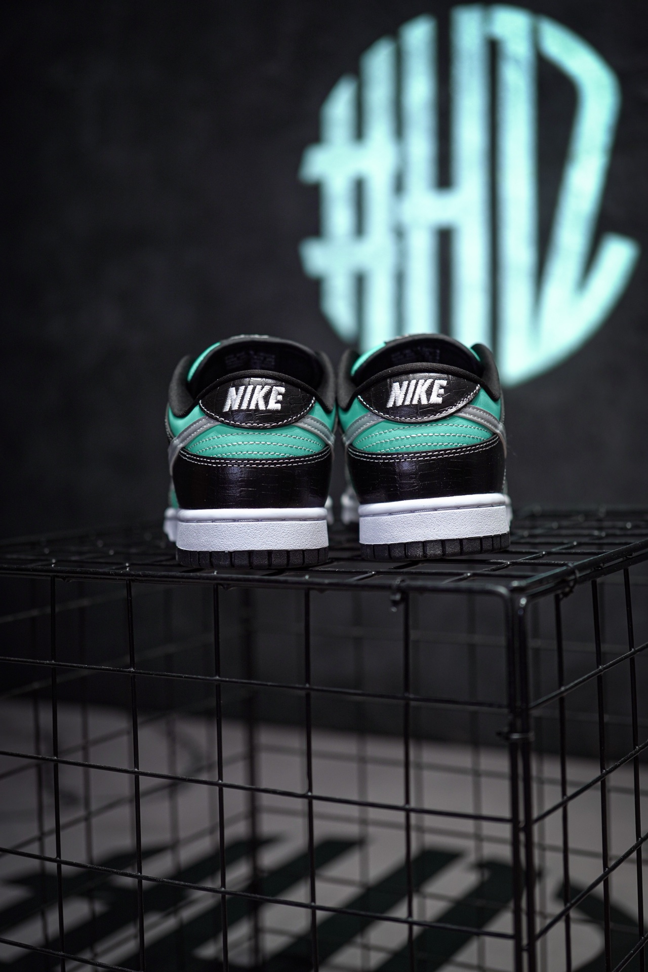 NIKE SB Dunk Low Diamond Supply Co.Tiffany