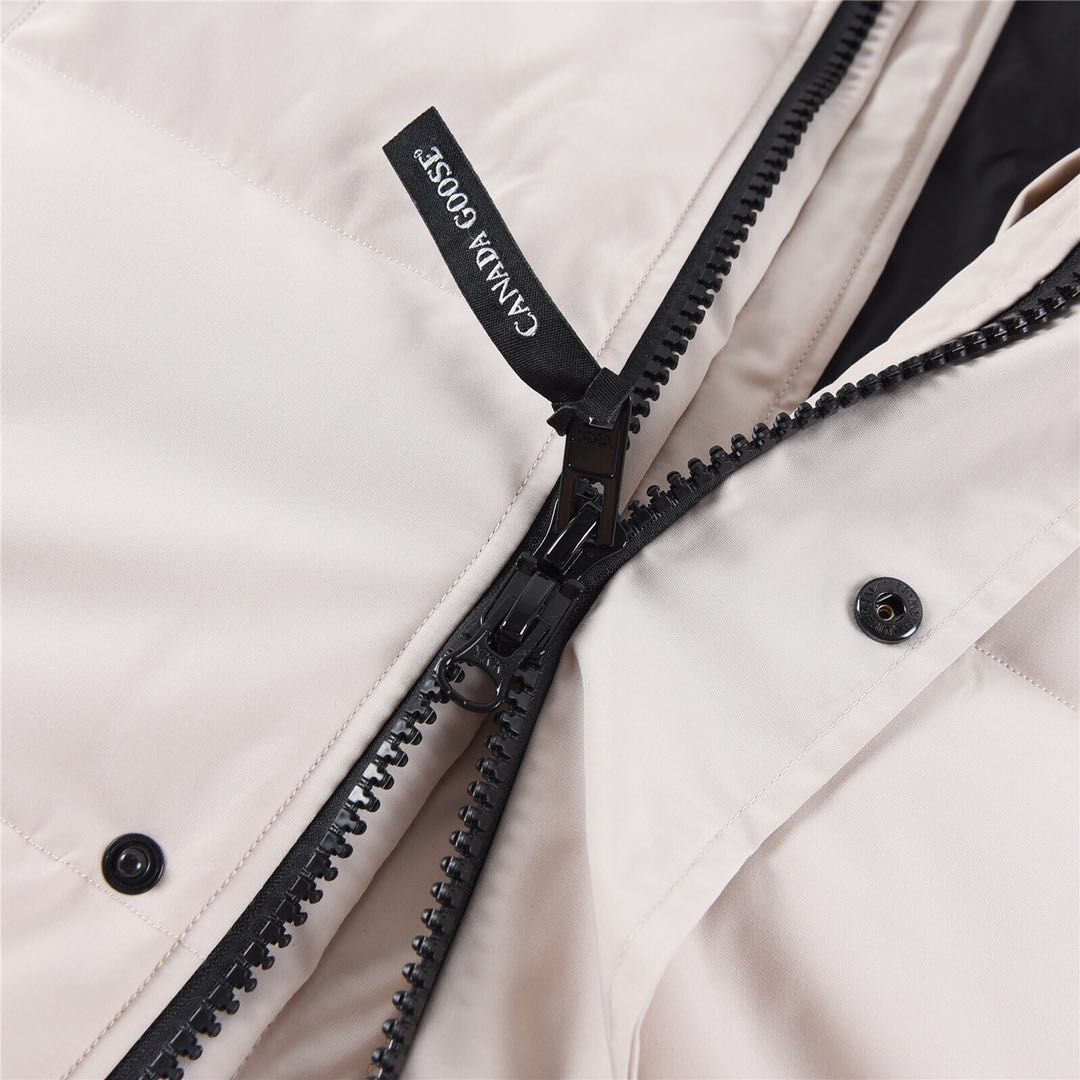 CANADA GOOSE Wyndham 388M classic parka down jacket for men and women.