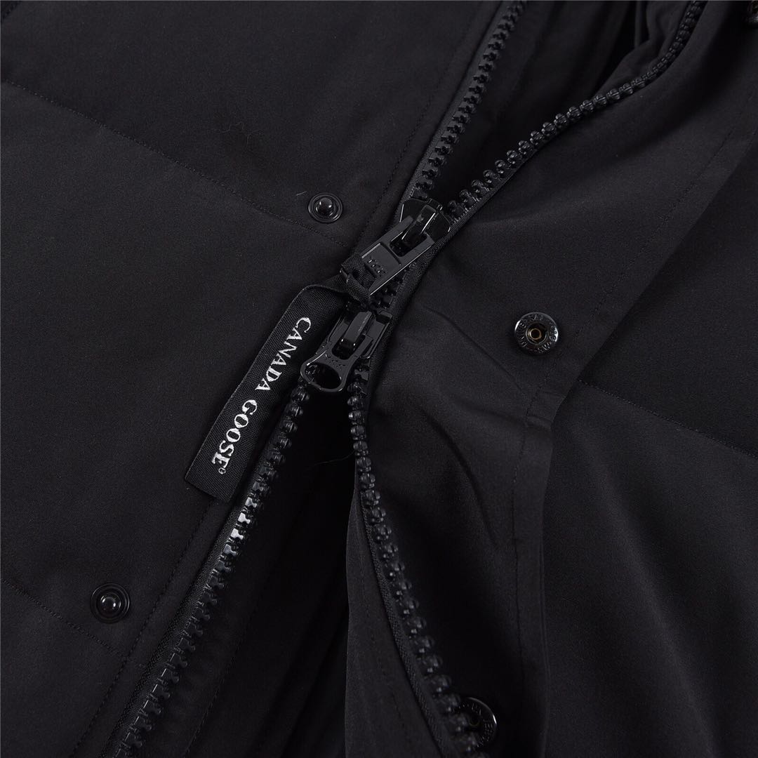 CANADA GOOSE Wyndham 388M classic parka down jacket for men and women.