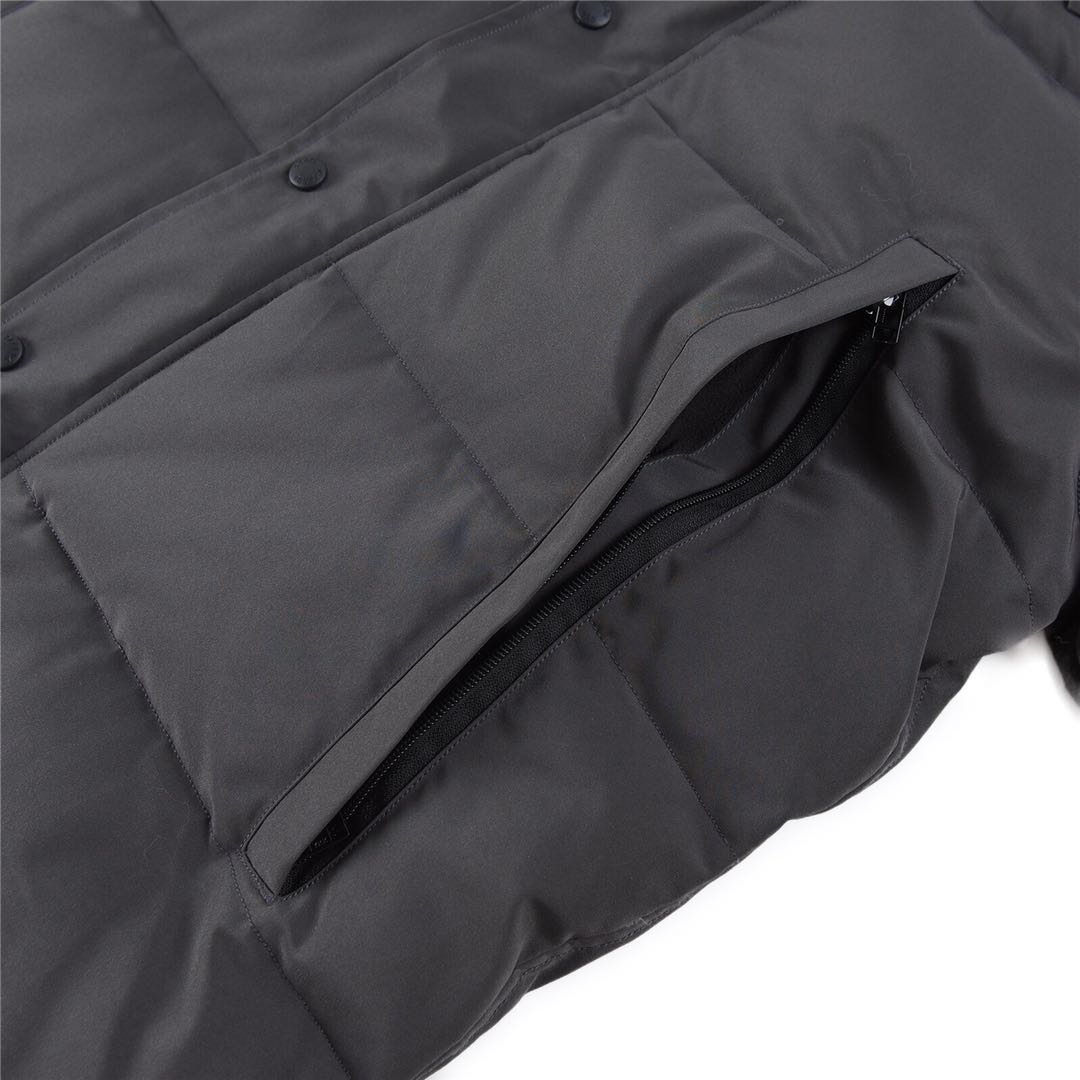CANADA GOOSE Wyndham 388M classic parka down jacket for men and women.