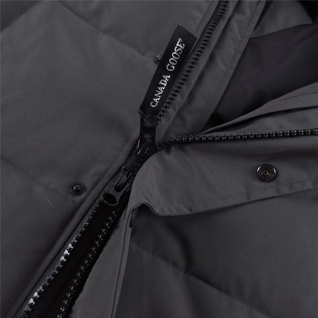 CANADA GOOSE Wyndham 388M classic parka down jacket for men and women.