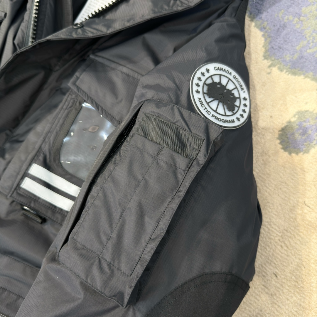 Canada Goose SS22 Snow Mantra Series Multi-pocket Hooded Down Jacket