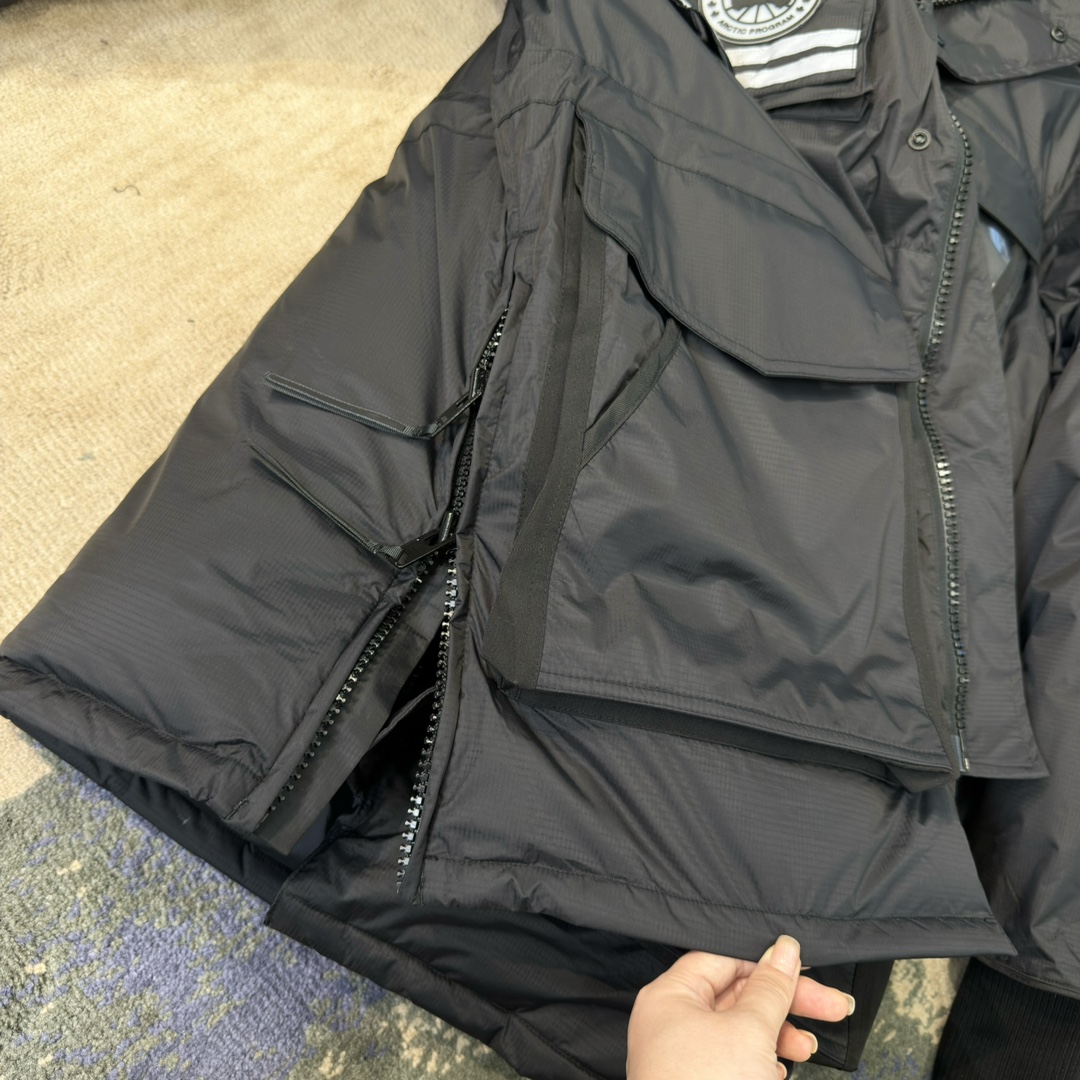 Canada Goose SS22 Snow Mantra Series Multi-pocket Hooded Down Jacket