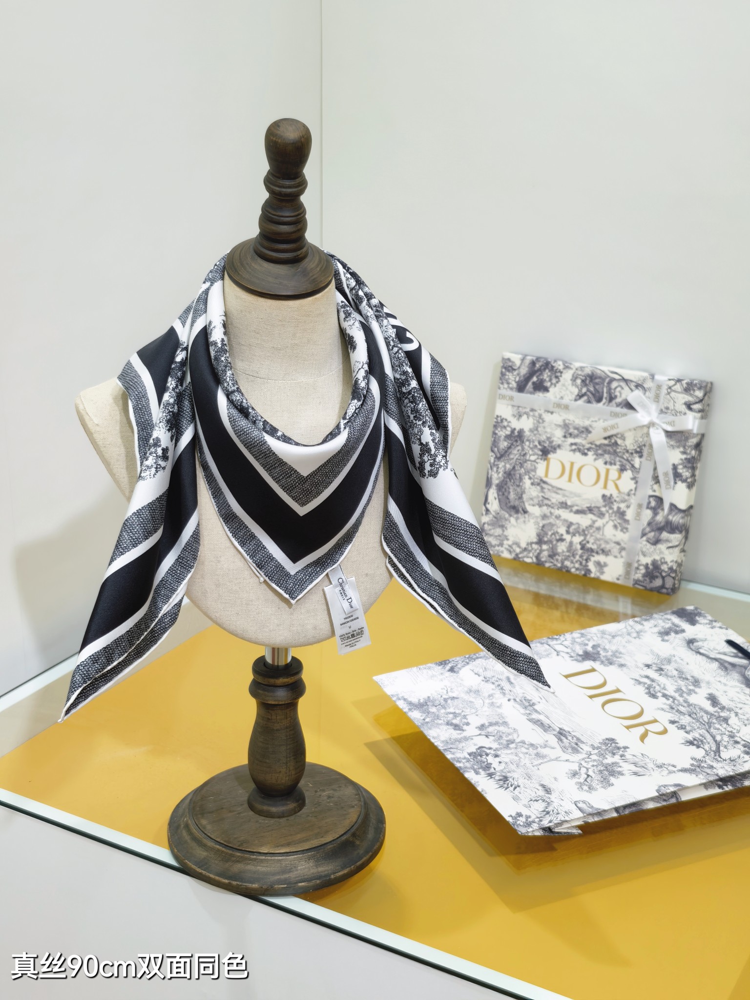 Dior double-sided same-color scarf