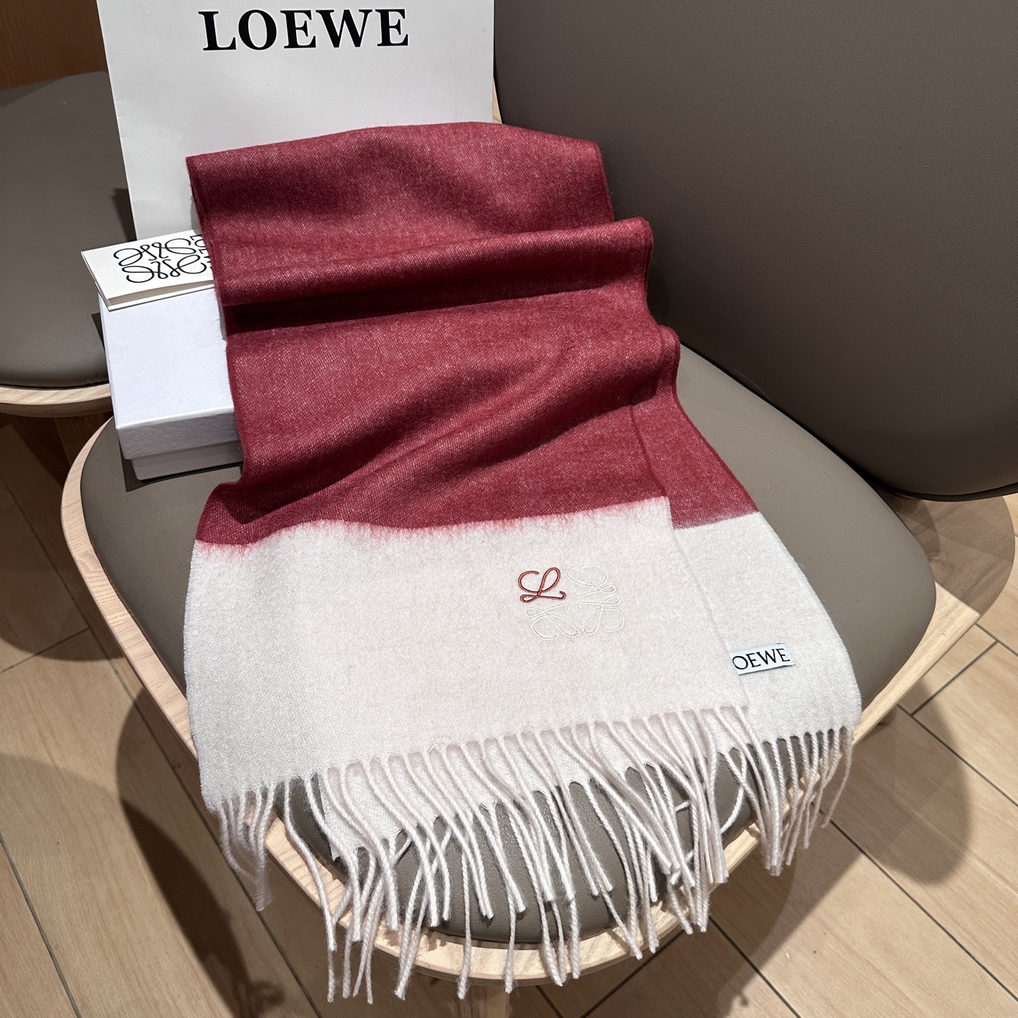 Loewe British and European style couples scarf