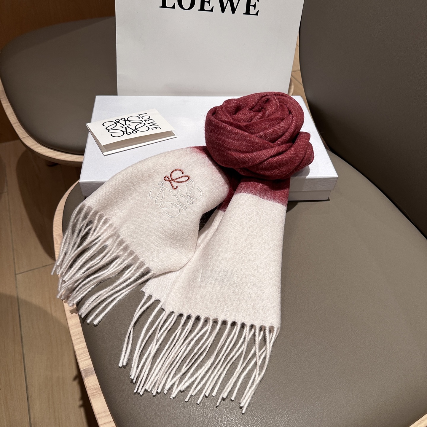 Loewe British and European style couples scarf