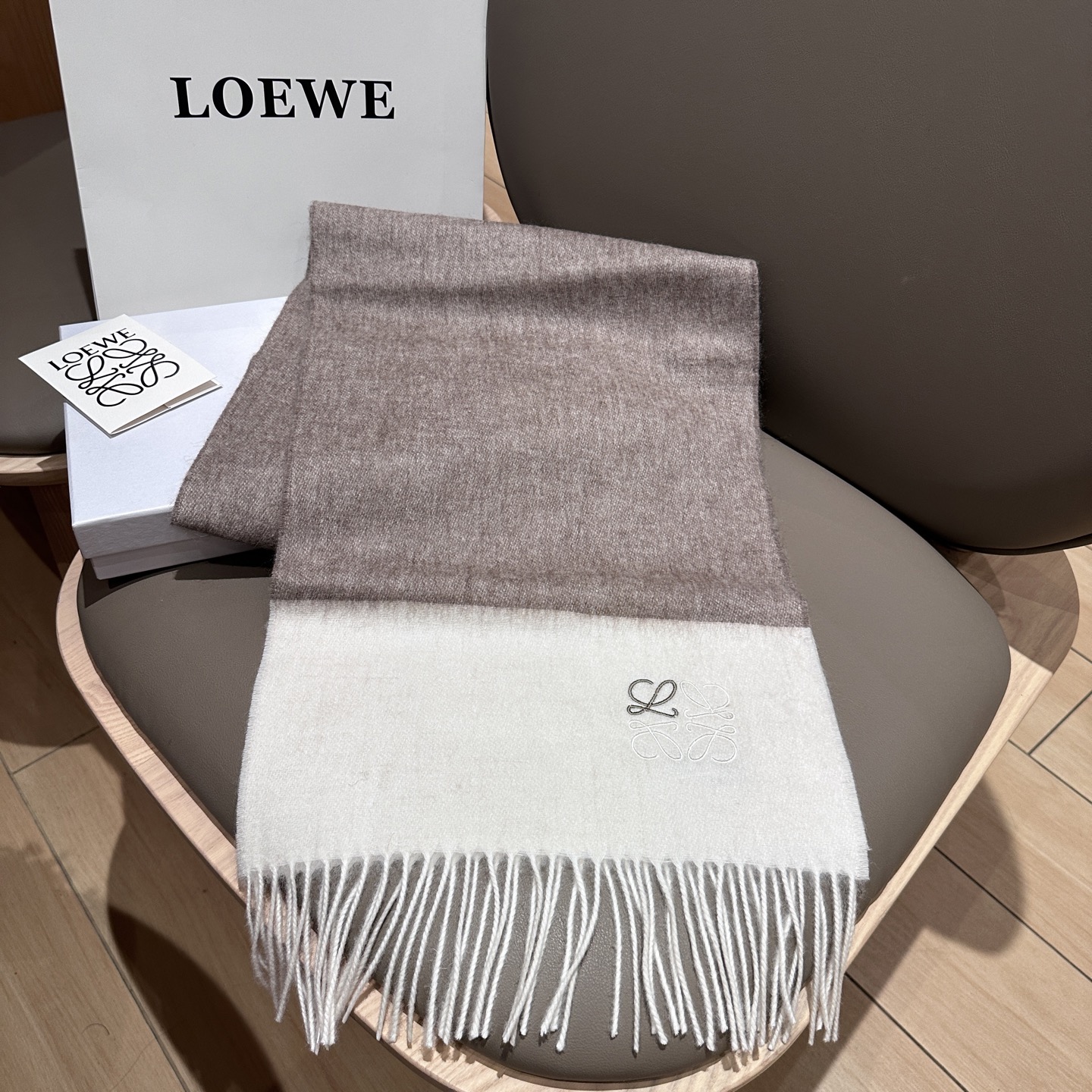 Loewe British and European style couples scarf