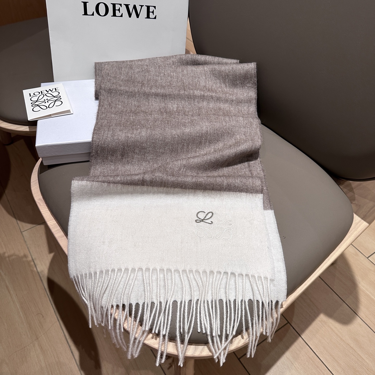 Loewe British and European style couples scarf