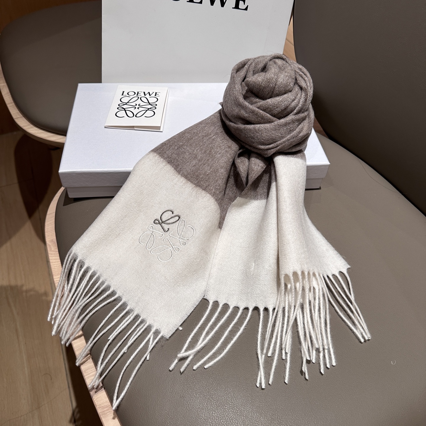 Loewe British and European style couples scarf