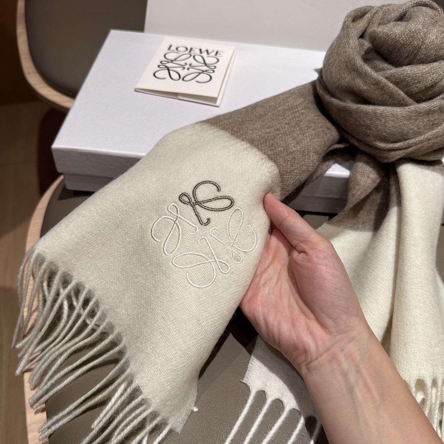 Loewe British and European style couples scarf