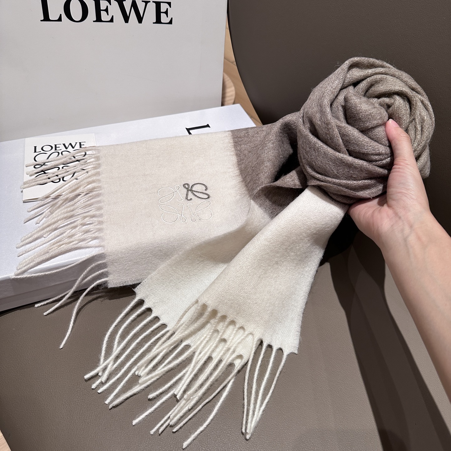 Loewe British and European style couples scarf