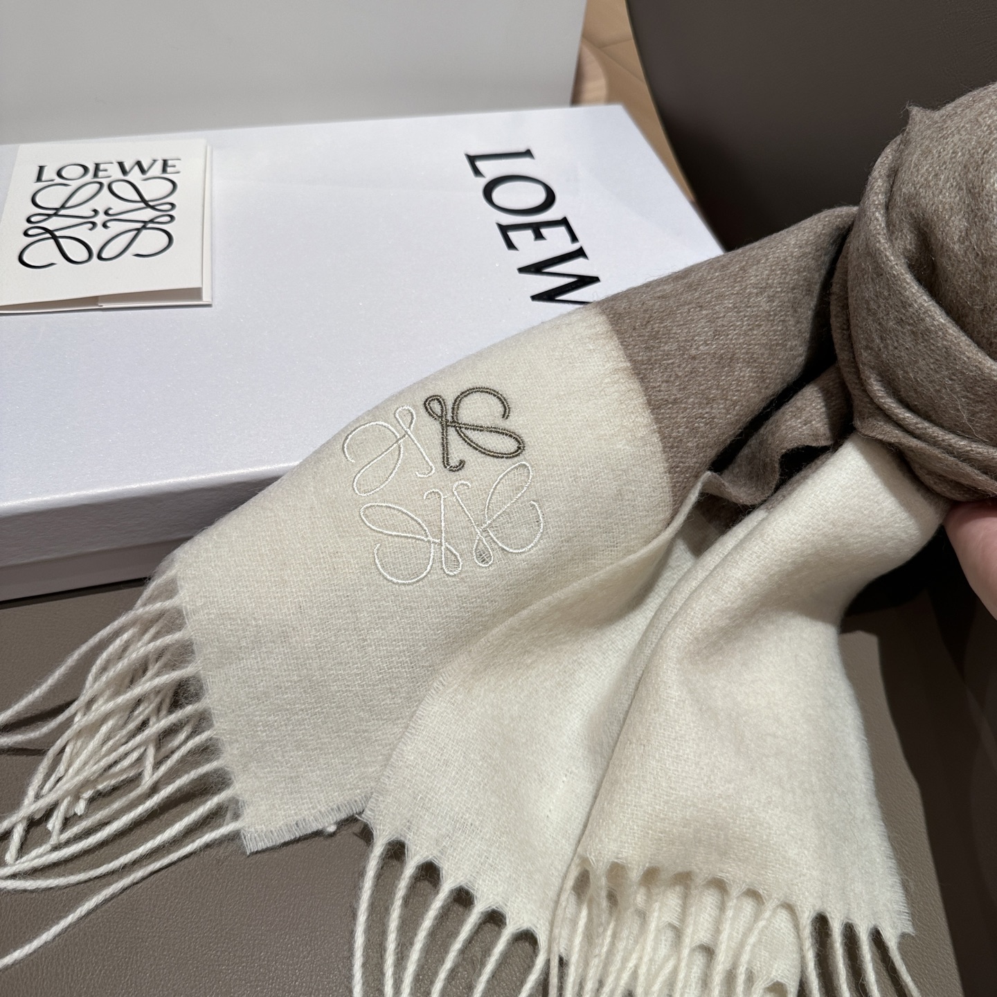 Loewe British and European style couples scarf