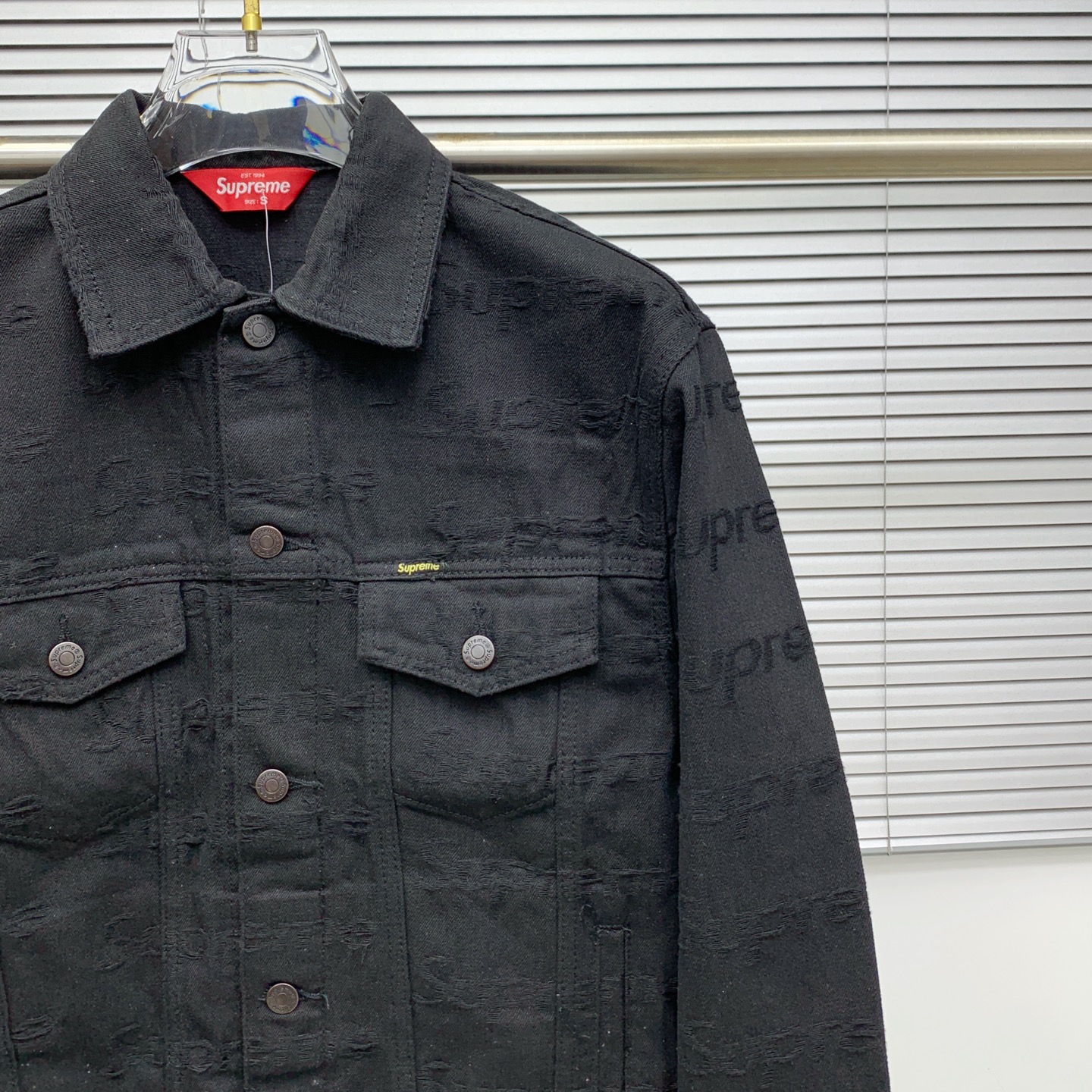 Supreme frayed denim red/grey