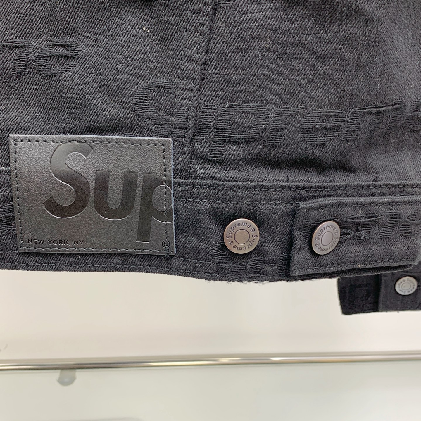 Supreme frayed denim red/grey