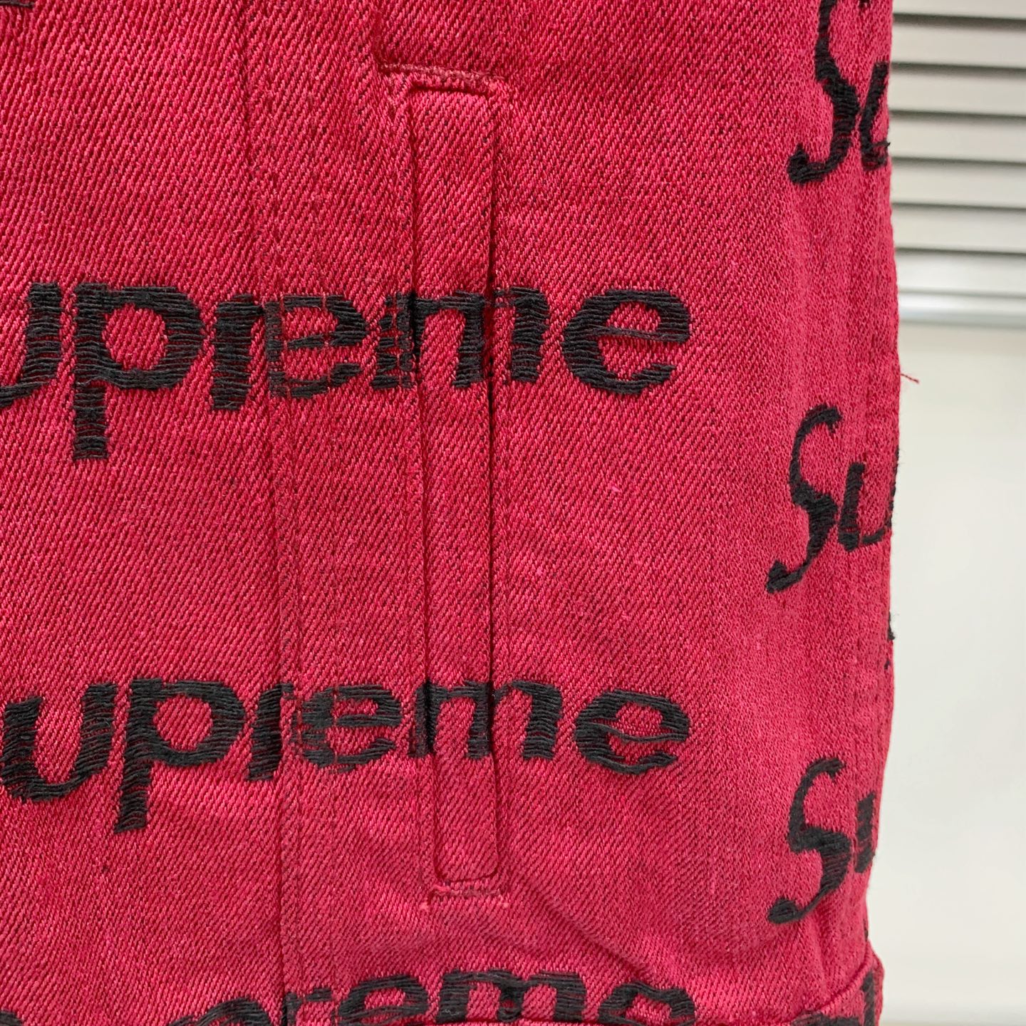 Supreme frayed denim red/grey