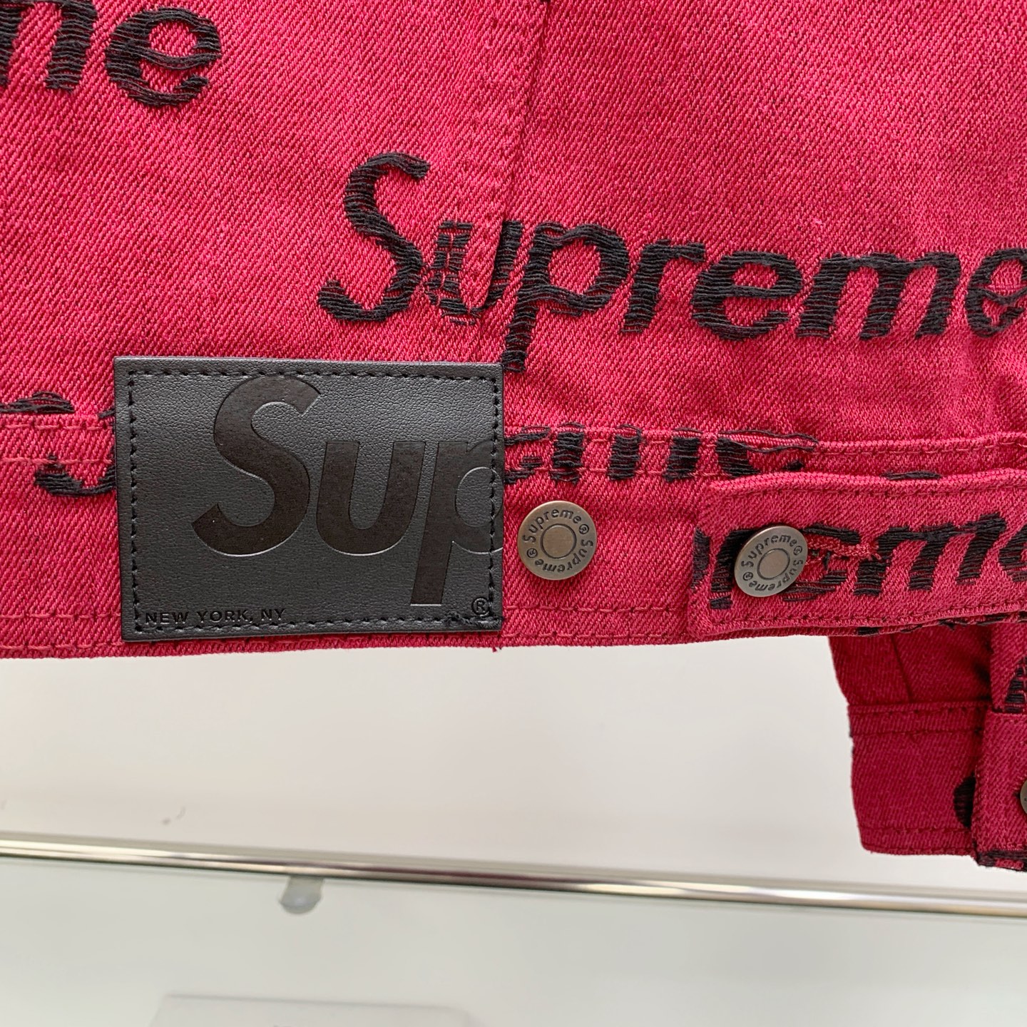 Supreme frayed denim red/grey