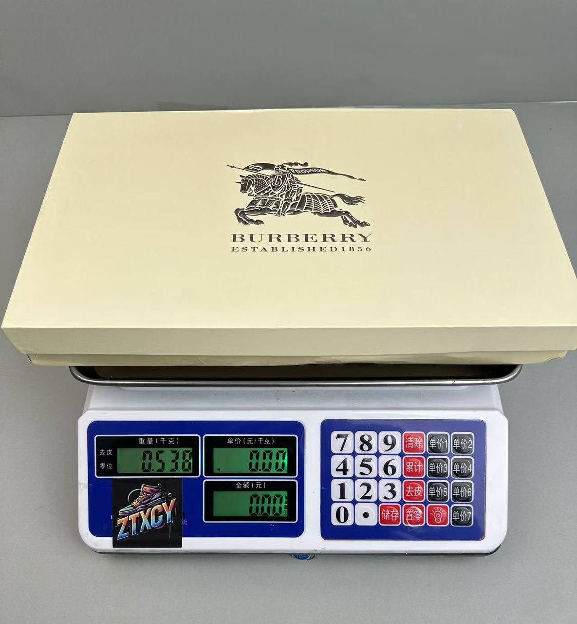 Burberry Classic Check Scarf [16 styles]